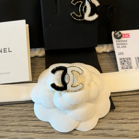 ❌SOLD❌CHANEL 23C Black & White XLarge CC logo stud earrings NEW w/TAGS & RECEIPT - Picture 10 of 13